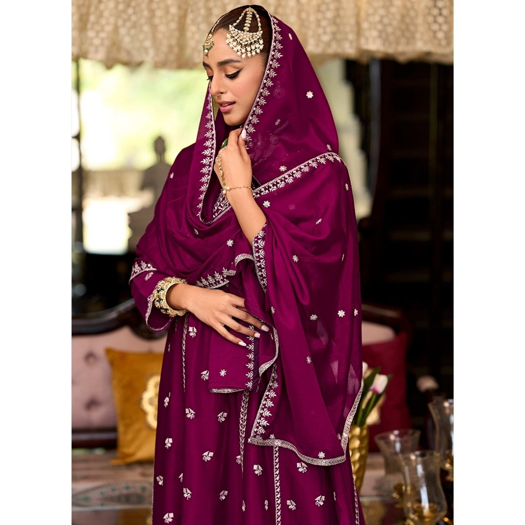 Serena Chinon Embroidered Set