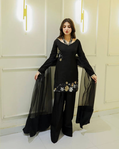 Zunaira – Your Summer Statement in Black