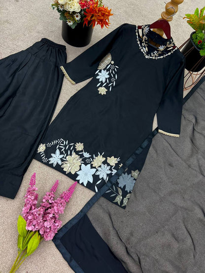 Zunaira – Your Summer Statement in Black