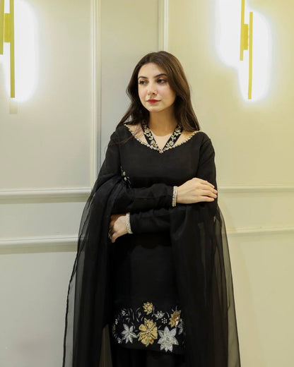 Zunaira – Your Summer Statement in Black