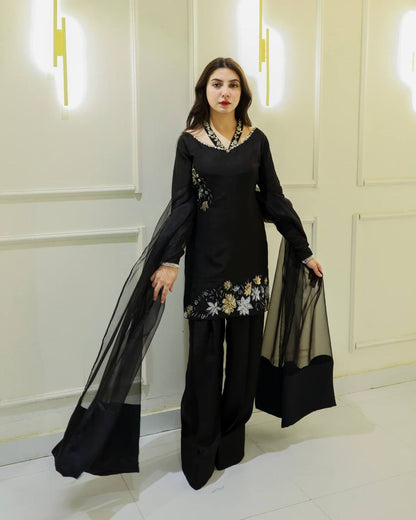 Zunaira – Your Summer Statement in Black