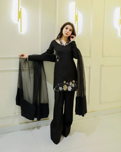 Zunaira – Your Summer Statement in Black
