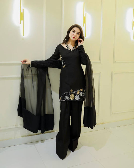 Zunaira – Your Summer Statement in Black